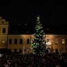 Kraków: Przed oknem papieskim rozbłysła 14-metrowa choinka
