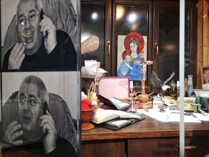 Zdjęcia o. Jana, w tle jego biurko i obraz Matki Bożej Jamneńskiej.