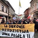 Marsz w obronie Jana Pawła II w Tarnowie.