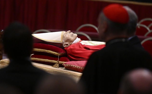 Ciało Benedykta XVI w bazylice św. Piotra. Tysiące wiernych oddadzą mu hołd