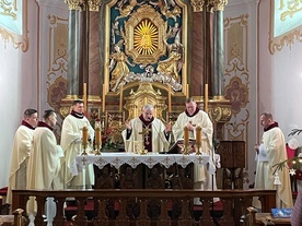 Księża z Kotliny Kłodzkiej przy ołtarzu z biskupem na Górze Iglicznej.
