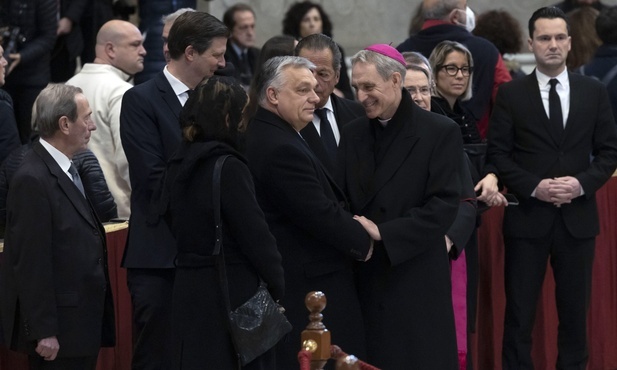 Pogrzeb Benedykta XVI: Dwie oficjalne delegacje państwowe, inni politycy – prywatnie
