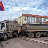 28 grudnia 2022 r. Barykada z serbskich ciężarówek na jednej z ulic w północnej części Mitrovicy.