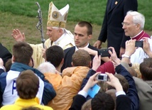 Benedykt XVI pozdrawia tłumy wiernych na krakowskich Błoniach w maju 2006 r.
