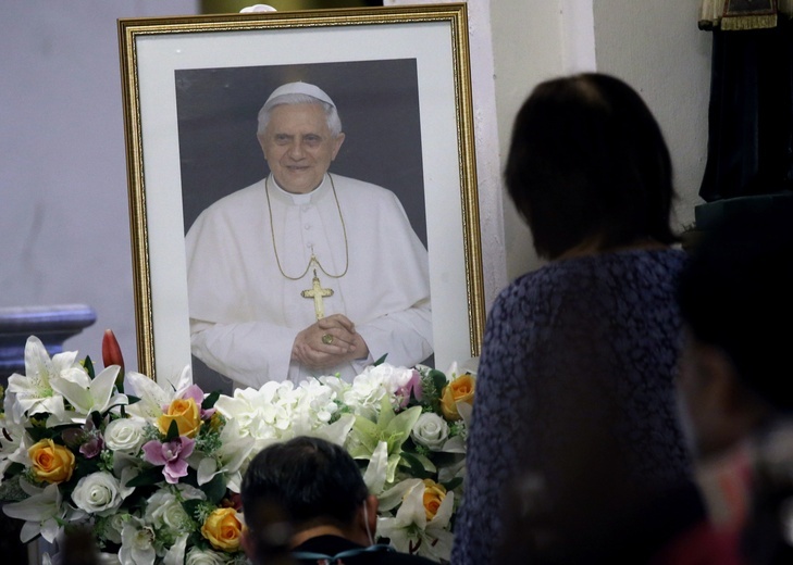 We wszystkich parafiach w Polsce zostanie dziś odprawiona Msza za Benedykta XVI