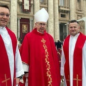 Na Placu św. Piotra z abp. Stanisławem Gądeckim, przewodniczącym Konferencji Episkopatu Polski. Od lewej: ks. Karol Piłat i ks. Grzegorz Zieliński.