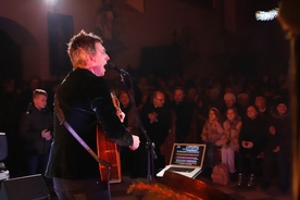 Maciej Miecznikowski zachęcał do wspólnego śpiewania.