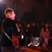 Maciej Miecznikowski zachęcał do wspólnego śpiewania.