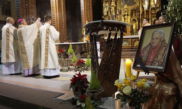 Msza za Benedykta XVI w katedrze gliwickiej