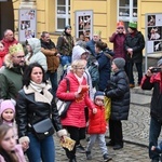 Orszak Trzech Króli 2023 w Świdnicy. Tradycyjnie z osiołkami