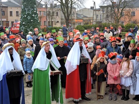 Setki mieszkańców Żychlina założyło korony i ruszyło za gwiazdą oddać pokłon Dziecięciu.