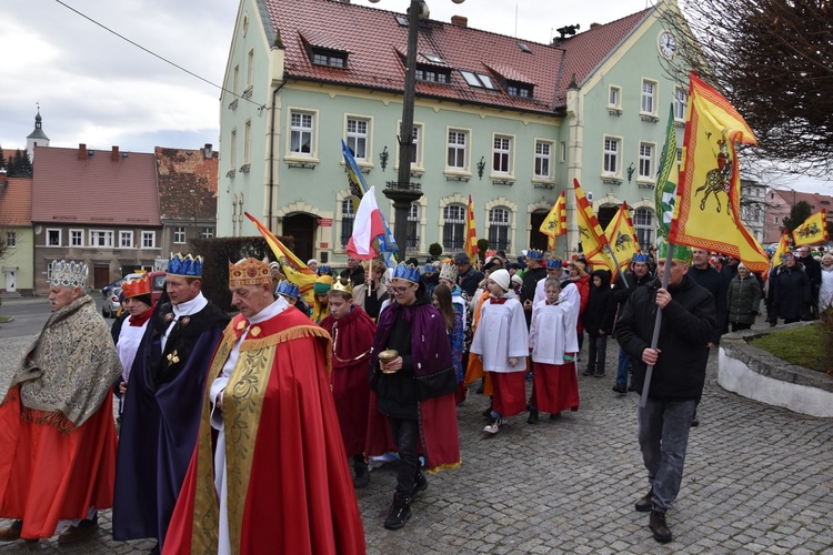 Orszak Trzech Króli 2023 w Dobromierzu. Strażacy zrobili zadymę