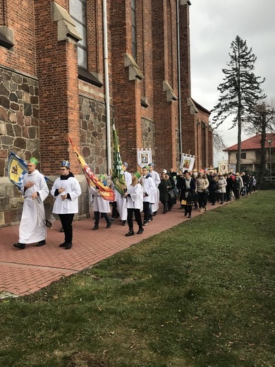 Orszak przeszedł wokół kościoła.