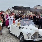 Święta Rodzina w Kutnie podróżowała... zabytkowym samochodem.