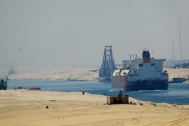 Statek, który osiadł na mieliźnie w Kanale Sueskim, opóźnił ruch 21 statków
