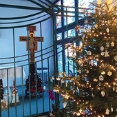 Dzięki prowadzonej akcji nie tylko wystrój świąteczny ośrodka wspiera jego ciężko chorych podopiecznych w okresie Świąt Bożego Narodzenia.