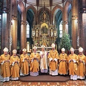 ►	Wspólne zdjęcie arcybiskupów i biskupów  na zakończenie Eucharystii.