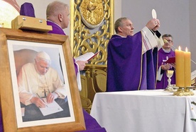 ▲	W tym samym miejscu  4 czerwca 1991 roku modlił się  św. Jan Paweł II.