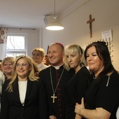 Biskup Marek z pracownikami i pensjonariuszami placówki. Renata Pogodzińska trzecia od lewej.