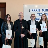 Zwycięzcy diecezjalnego etapu olimpiady z biskupem i ks. Damianem Mroczkowskim.