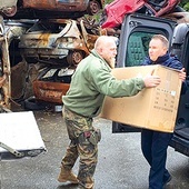 Przekazanie transportu z pomocą ukraińskiej armii w Irpieniu. 