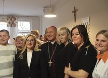 Biskup Marek z pracownikami i pensjonariuszami placówki. Renata Pogodzińska trzecia od lewej.
