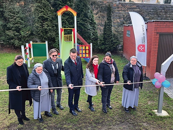 Przedstawiciele Zakonu Maltańskiego z Polski i Francji oraz Siostry Maryi Niepokalanej Barbara Zawiła i Anna Bałchan otwierają plac zabaw.