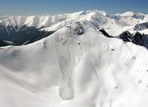 Lawinisko w rejonie Goryczkowej Czuby w Tatrach Zachodnich w 2009 roku. Widać wyraźnie miejsce oderwania się śniegu  i trasę sunięcia po zboczu