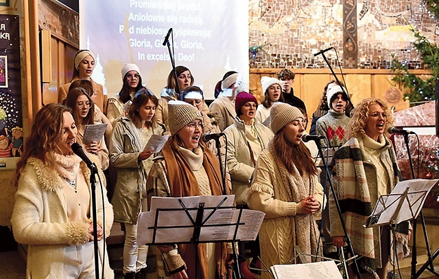 Przed koncertem w zielonogórskim kościele pw. Podwyższenia Krzyża Świętego TFP zadbała o muzykę na Mszy św.