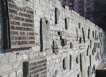 Fragmenty ocalałych macew wmurowanych przy cmentarzu żydowskim w Płocku.