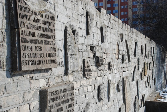 Fragmenty ocalałych macew wmurowanych przy cmentarzu żydowskim w Płocku.