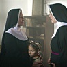 Każde żydowskie dziecko trafiało do klasztoru w dramatycznych okolicznościach (kadr z filmu „Matusia”).
