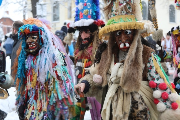 Grupy kolędnicze w tradycyjnych maskach obrzędowych...