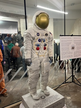 Chorzów. Replika skafandra Neila Armstronga w Planetarium Śląskim