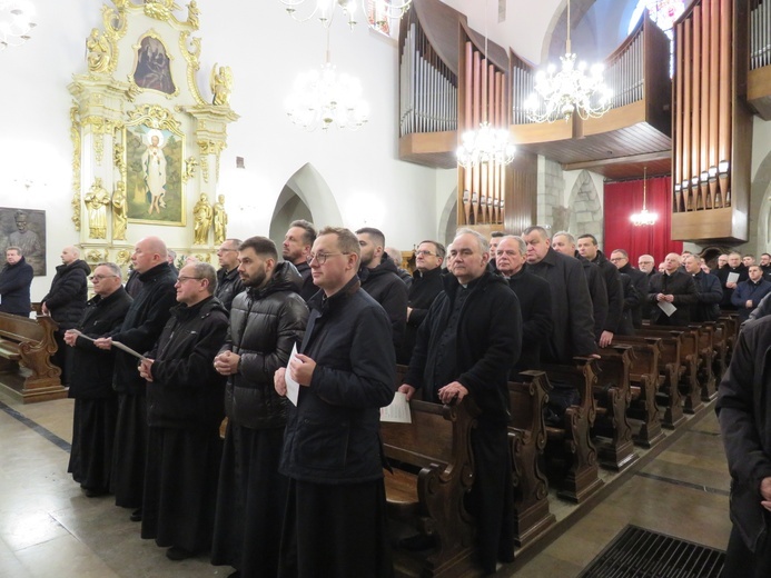 Troska o starszych kapłanów i o muzykę w liturgii