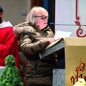 ▲	Członkowie przygotowali liturgię słowa i modlitwę wiernych. Na zdjęciu Luiza Nowaczyńska.