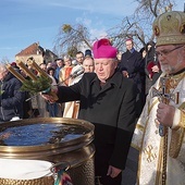 Symboliczne gesty nawiązują do ewangelicznych wydarzeń.