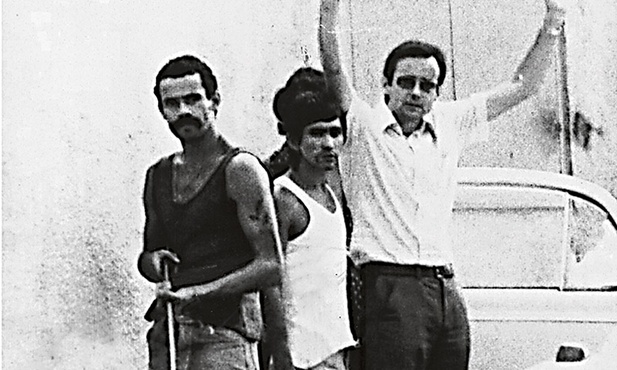 Franz Holzwarth (pierwszy z prawej) na ochotnika został zakładnikiem.