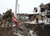 Skutek ostrzału w podkijowskiej miejscowości Ratynskij