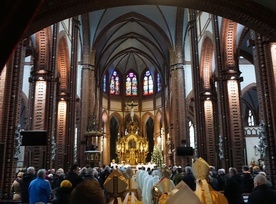 Ingres i sakra biskupia w katedrze