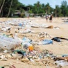 Duża część plastikowych odpadów ląduje na plażach  i w oceanach.
