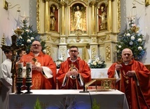 Relikwie przekazał parafii ks. Piotr Grzegorzek (w środku). 