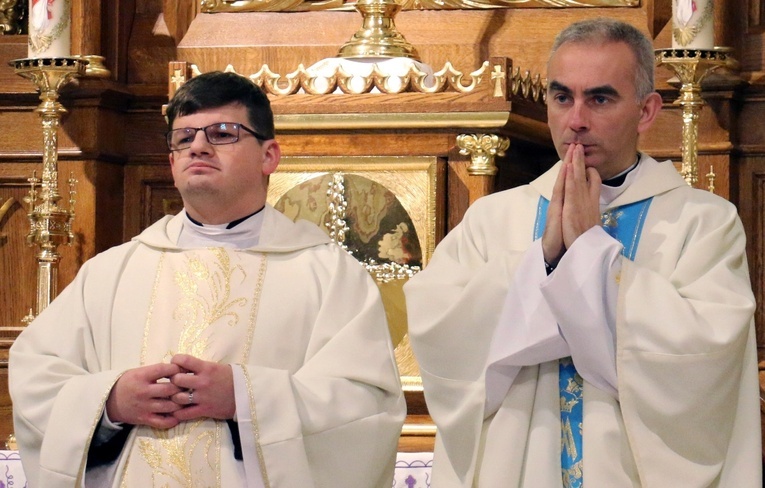 Z lewej ks. Paweł Krasiński, a obok niego ks. Krzysztof Dukielski na Mszy św. podczas patronalnego święta Ruchu Światło-Życie, 8 grudnia 2022 roku.