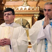 Z lewej ks. Paweł Krasiński, a obok niego ks. Krzysztof Dukielski na Mszy św. podczas patronalnego święta Ruchu Światło-Życie, 8 grudnia 2022 roku.