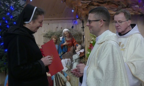 Siostry świętujące jubileusze ślubów zakonnych odebrały z rąk ks. Marka Studenskiego listy gratulacyjne bpa Romana Pindla.