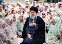 Iran: Ajatollah Chamenei ułaskawił dziesiątki tysięcy więźniów, w tym aresztowanych w niedawnych protestach