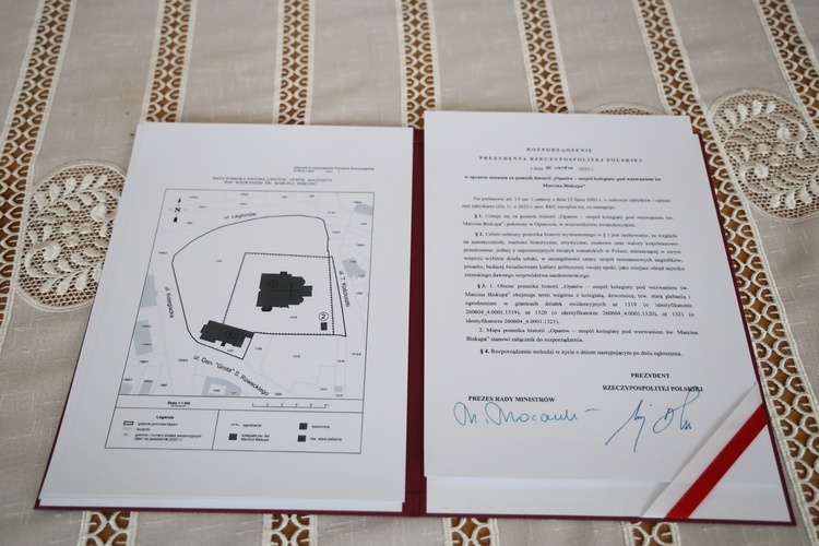 Dokument rozporządzenia w sprawie uznania opatowskiej kolegiaty pomnikiem historii.