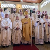 Biskupi i księża koncelebrujący Mszę św.