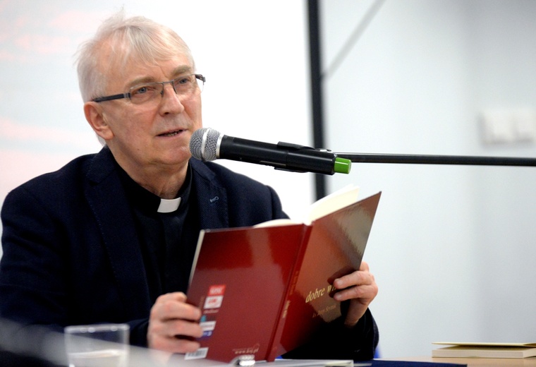 Po wykładzie ks. Jerzy Szymik zaprezentował kilka swych wybranych wierszy, które nawiązywały do tematyki wygłoszonego wykładu.