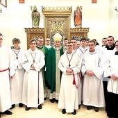 Uczestnicy rekolekcji w czasie nabożeństwa z biskupem Wojciechem Skibickim.